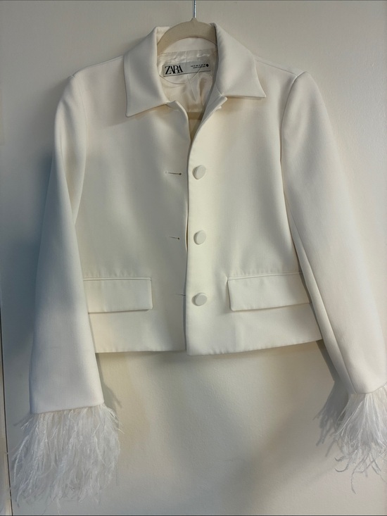 Zara Jackets & Blazers - ZARA Cream Feather-Cuff Cropped Blazer with removable cuffs. Soft elegant lining